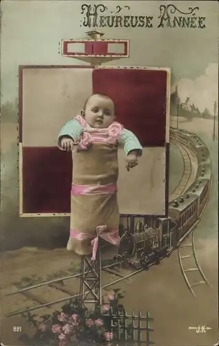 Ak Glückwunsch Neujahr, Baby hängt an einem Schild, Eisenbahn, Fotomontage