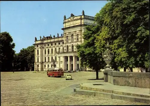 Ak Ludwigslust in Mecklenburg, Schloss, Bus, Trabant