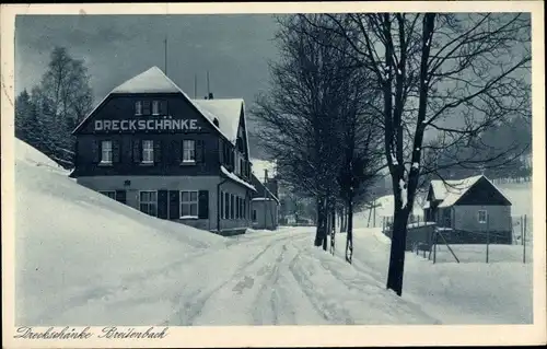 Ak Potůčky Breitenbach Reg. Karlsbad, Die Dreckschänke im Winter, Straßenansicht