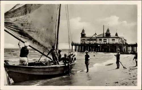 Ak Ostseebad Ahlbeck Heringsdorf auf Usedom, Strand, Segelboot, Seebrücke, Fischer