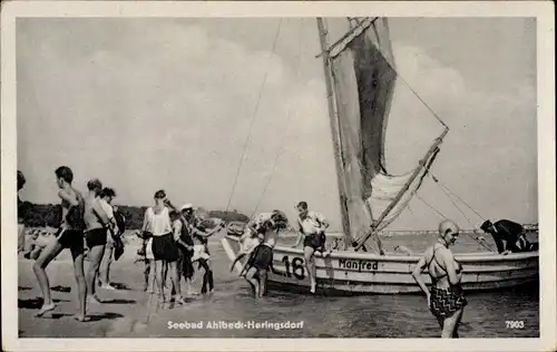 Ak Ostseebad Ahlbeck Heringsdorf auf Usedom, Strand, Segelboot, Badegäste, Fischer