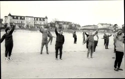 Foto Ak Ostseebad Ahlbeck Heringsdorf auf Usedom, Frühsport am Strand