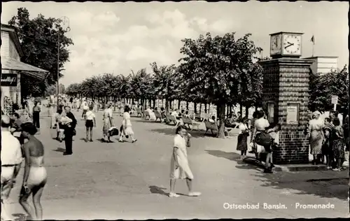 Ak Ostseebad Bansin Heringsdorf auf Usedom, Promenade, Uhr, Passanten