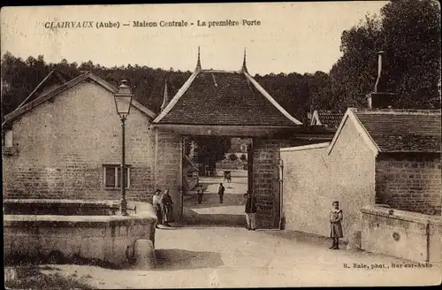 Ak Clairvaux Aube, Central House, das erste Tor