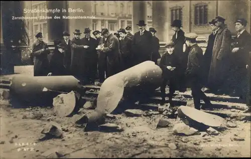 Ak Berlin Mitte, Straßenkämpfe, zerschossene Säulen des Nationaldenkmals