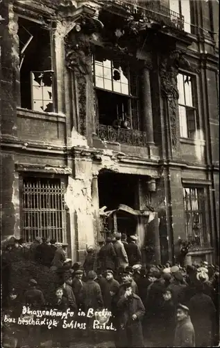 Foto Ak Berlin Mitte, Straßenkämpfe, beschädigtes Schlossportal