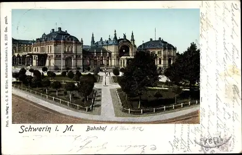 Leuchtfenster Ak Schwerin in Mecklenburg Vorpommern, Bahnhof, Straßenseite