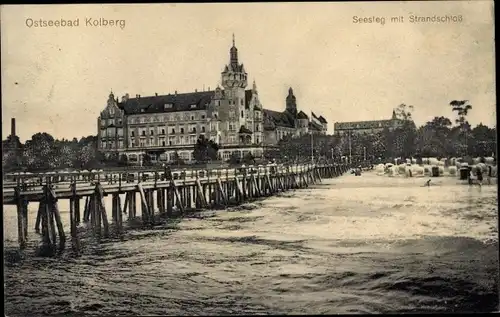 Ak Kołobrzeg Kolberg Pommern, Seesteg, Strandschloss