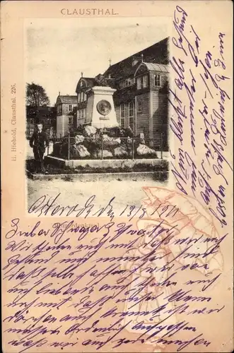 Ak Clausthal Zellerfeld im Oberharz, June neben einem Denkmal