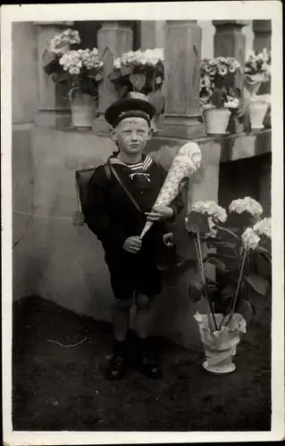 Foto Ak Schüler mit Schultüte, Einschulung, Schuluniform, Blumen