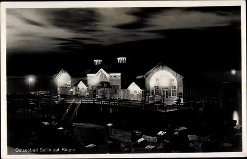 Ak Ostseebad Sellin auf Rügen, Nachtansicht, Strandpartie, Gebäude
