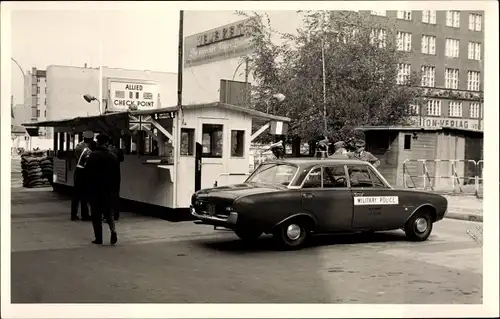 Foto Ak Berlin, Innerdeutsche Grenze, Allied Check Point, Military Police, Gebäude Union Verlag