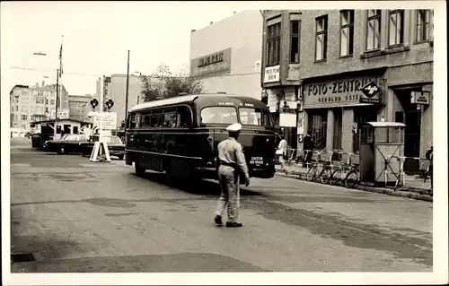 Foto Ak Berlin, Innerdeutsche Grenze, Grenzübergang, Checkpoint, Omnibus, Foto Zentrum