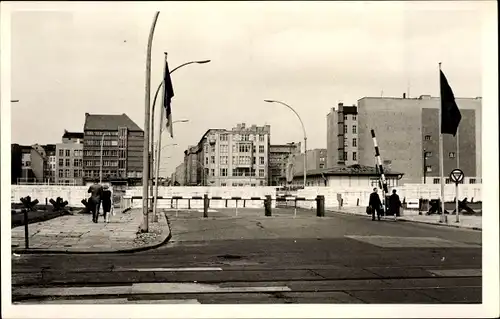 Foto Ak Berlin, Innerdeutsche Grenze, Grenzübergang, Straßenpartie