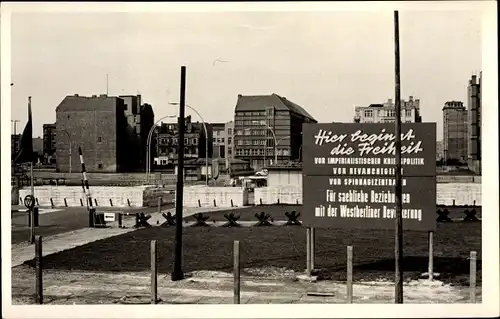 Foto Ak Berlin, Innerdeutsche Grenze, Grenzübergang, Hier beginnt die Freiheit