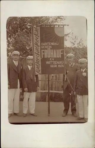 Foto Ak Berlin Wittenau, Gartenbauverein Frühauf e.V, Kleingärtner mit Standarte