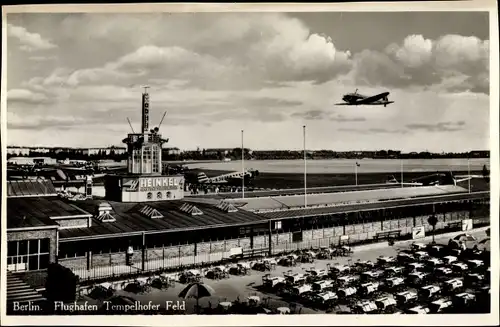 Ak Berlin Tempelhof, Flughafen Tempelhofer Feld, Passagierflugzeug