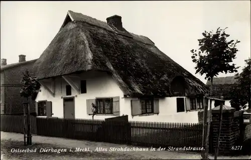 Ak Ostseebad Dierhagen, Altes Strohdachhaus in der Strandstraße