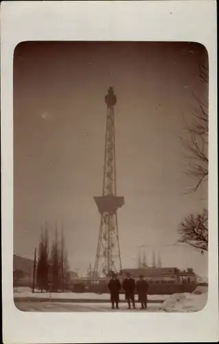 Foto Ak Berlin Charlottenburg, Blick zum Funkturm, Straßenbahn, drei Männer