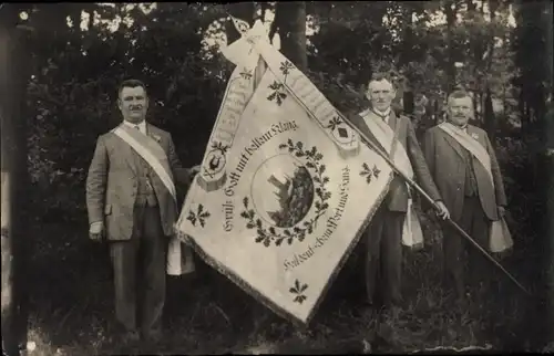 Foto Ak Hannover in Niedersachsen, Drei Männer mit einer Fahne, Gesangsverein