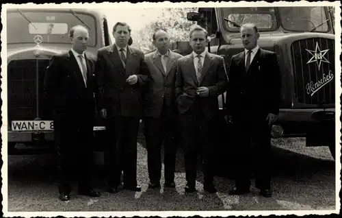 Foto Ak Männer im Anzug posieren vor Lastwagen, Mercedes, Henschel