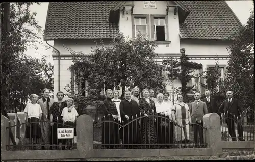 Foto Ak Hamburg Altona Osdorf, Badearzt Dr. med. Wesemann, Personen vor Pension Fr. Flake