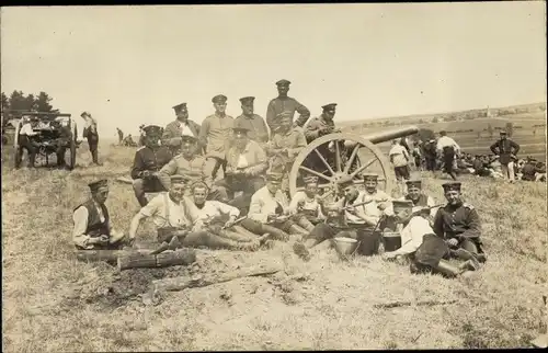 Foto Ak Deutsche Soldaten in Uniformen mit Geschütz