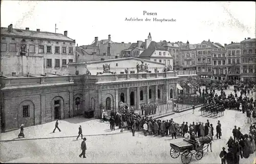Ak Poznań Posen, Aufziehen der Hauptwache, Menschenmenge 