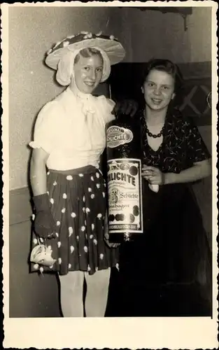 Foto Ak Zwei Mädchen mit Tonkrug Schlichte Flasche, Fasching 1953, Pilz-Kostüm
