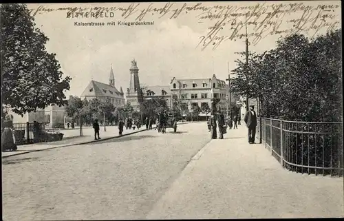 Ak Bitterfeld in Sachsen Anhalt, Blick in die Kaiserstraße mit Kriegerdenkmal