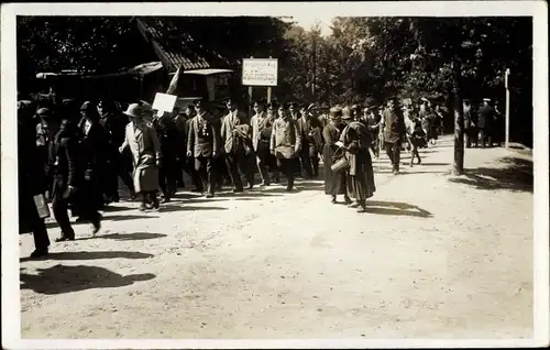 Foto Ak Männer in Uniformen und Frauen bei einem Umzug, Veteranen ?