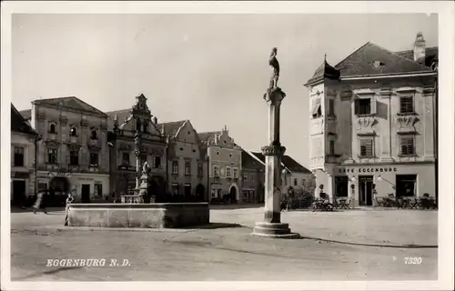 Ak Eggenburg in Niederösterreich, Platz mit Brunnen und Denkmal, Cafe Eggenburg, Geschäfte