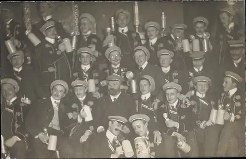 Studentika Foto Ak Gruppenaufnahme von Studenten mit Bierkrügen