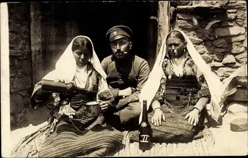 Foto Ak Bulgarischer Soldat in Uniform, Zwei Frauen in Volkstrachten, Flasche