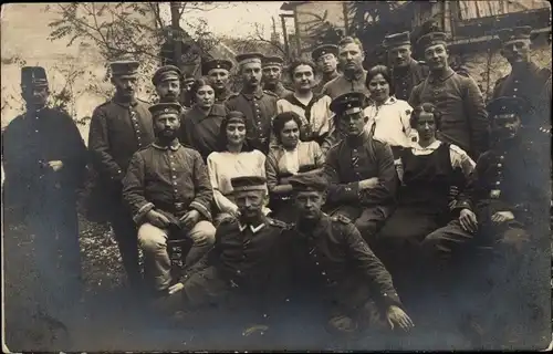 Foto Ak Versecz Vršac Werschetz Serbien, Deutsche Soldaten in Uniformen, Gruppenbild, Zivilisten