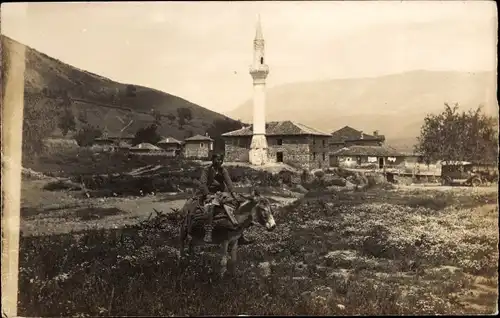 Foto Ak Serbien?, Cerara, Junge auf Esel reitend, Turm