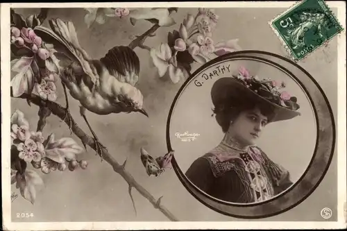 Passepartout Ak Schauspielerin G. Darthy, Portrait, Vogel, Blüten