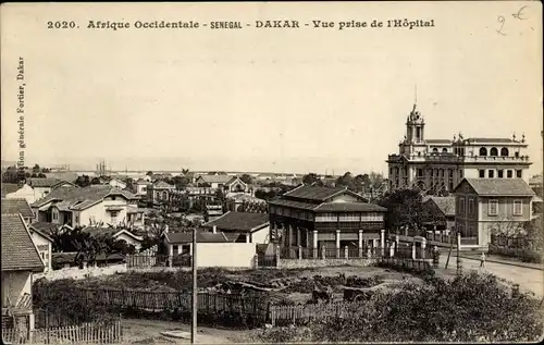 Ak Dakar Senegal, Vue prise de l'Hôpital, Blick auf den Ort mit Straßenpartie