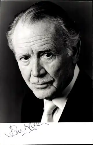 Foto Ak Schauspieler Sir John Mills, Portrait, Autogramm