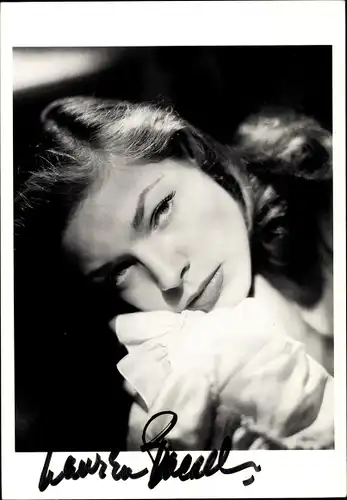 Foto Ak Schauspielerin Lauren Bacall, Portrait, Autogramm