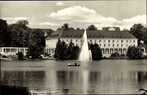 Ak Bad Salzungen in Thüringen, Kurhaus am Burgsee, Wasserfontäne, Boot