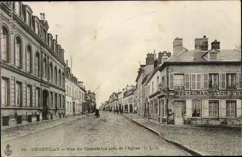 Ak Chantilly Oise, Rue du Connétable in der Nähe der Kirche, Restaurant