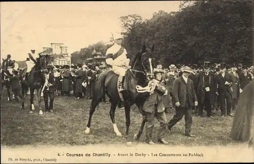 Ak Chantilly Oise, vor dem Derby, Teilnehmer im Fahrerlager