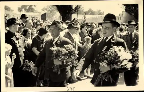 Ak Hannover in Niedersachsen, Menschengruppe, Parade, Trachten, Blumen