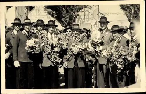 Ak Hannover in Niedersachsen, Gruppenbild Männer, Trachten, Blumen