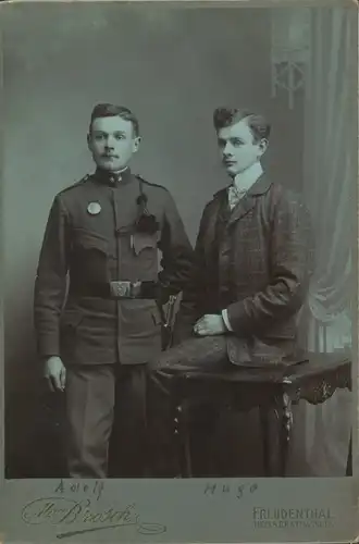 Kabinett Foto Bruntál Freudenthal Mährisch-Schlesien, Soldat in Uniform, Mann im Anzug, Jahn