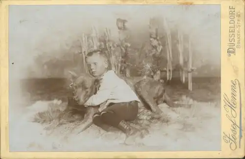 Kabinett Foto Düsseldorf, Junge mit Hund, Portrait, Paul Reuter