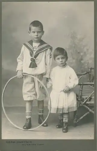 Kabinett Foto Münster in Westfalen, Zwei kleine Jungen, Reifen, Portrait