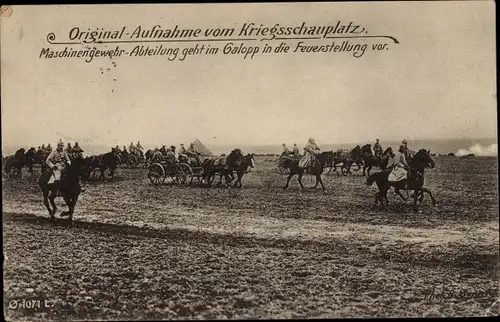 Ak Kriegsschauplatz 1. WK, Maschinengewehr Abteilung geht im Galopp in die Feuerstellung vor