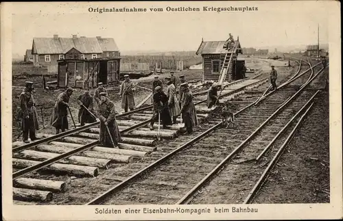 Ak Östlicher Kriegsschauplatz 1. WK, Soldaten einer Eisenbahn-Kompagnie beim Bahnbau